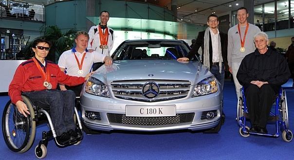 Sechs der 14 Goldmedaillengewinner aus Peking, die von Mercedes-Benz für ein Jahr ein Fahrzeug erhalten: Martina Willing, Siegmund Mainka, Wolfgang Sacher, Wojtek Czyz, Matthias Schröder und Marianne Buggenhagen (von links). Foto: Auto-Reporter/Daimler